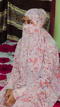 Burkha'daki Hintli Müslüman kız romantik yağmurlu gecenin tadını çıkarıyor