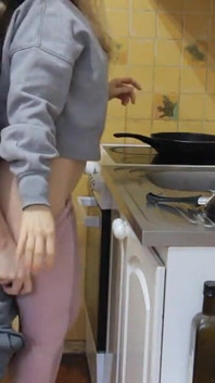 Je la baise par surprise pendant qu’elle fait la vaisselle - quickie dans la cuisine