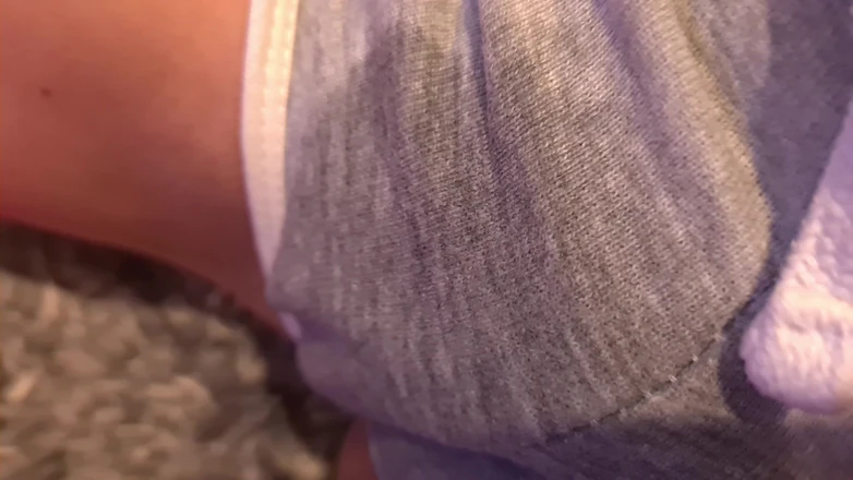 DedeDeville: 年轻的继妹被抓到看色情片，他的精液在她的嘴里达达德维尔