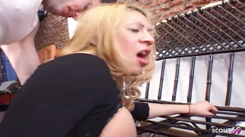 Shemale TS Collection: ブロンドのセクシーなシーメールでモンスターの胸がデートごとにアナルで犯される