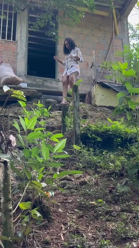 Il giardiniere mi scopa mentre mio marito non è a casa e mi entra dentro