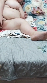 Schwiegermutter masturbiert große sahnige muschi mit einem spielzeug