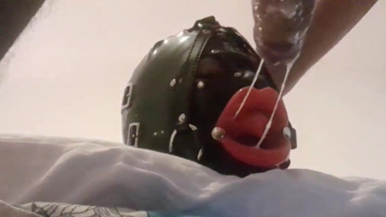 LauraOnHeels: MILF met ringgag neplippen geneukt in mond en gezicht