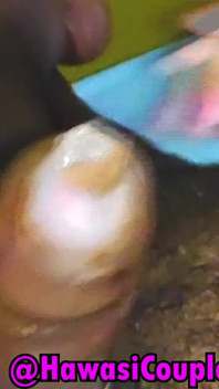Caliente hermanastra atrapada masturbándose