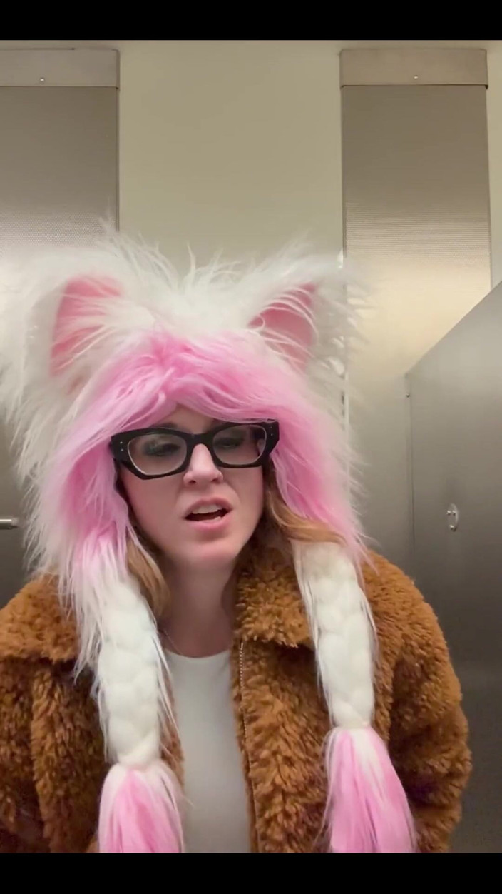 Suzy Wylde: 더 많은 애널 트레이닝을 받을 준비를 하는 공항에서