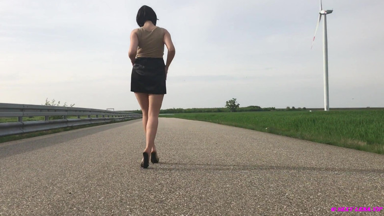 Goddess Lena: Mules a punčocháče chodí