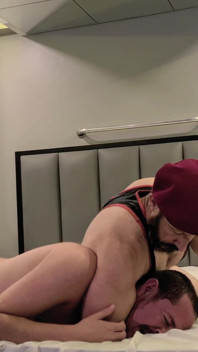 Ferse Auf Dem Bett - Gouine Wrestling Übernimmt Die Kamera