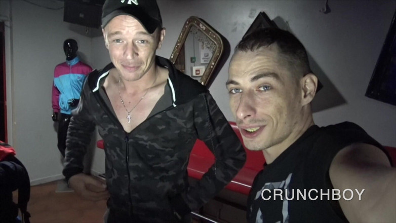 Bareback porn with straight boy: Băieți răi se fut fără prezervative într-o pivniță