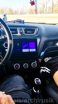 Facet Na Autostradzie Wsiadł Do Mojego Samochodu, Masturbowaliśmy Się Nawzajem I Doszliśmy Do Szklanki.