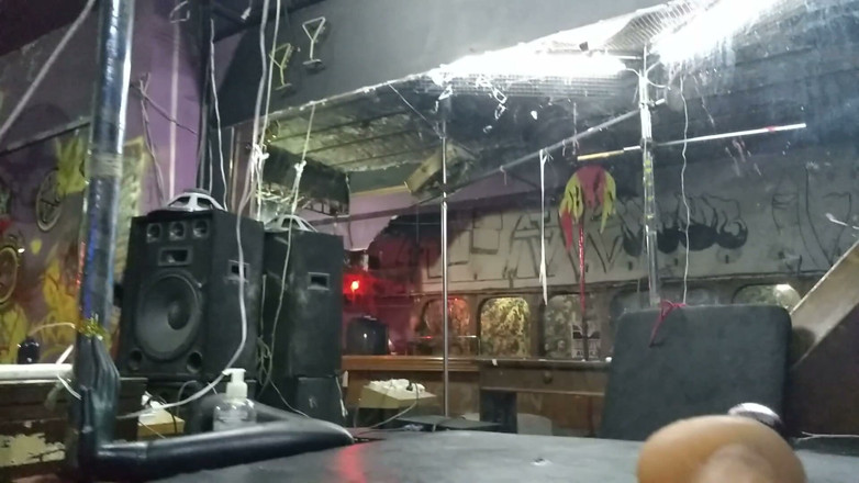 Dildo Man and Cross Hard Sex: Giocare nudo in un club di danza con un dildo