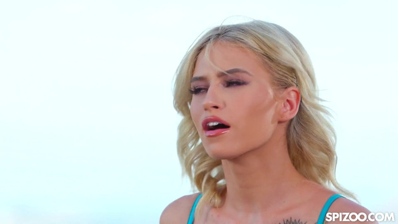 Spizoo: Kiara Cole in lingerie blu scopa il suo paparino