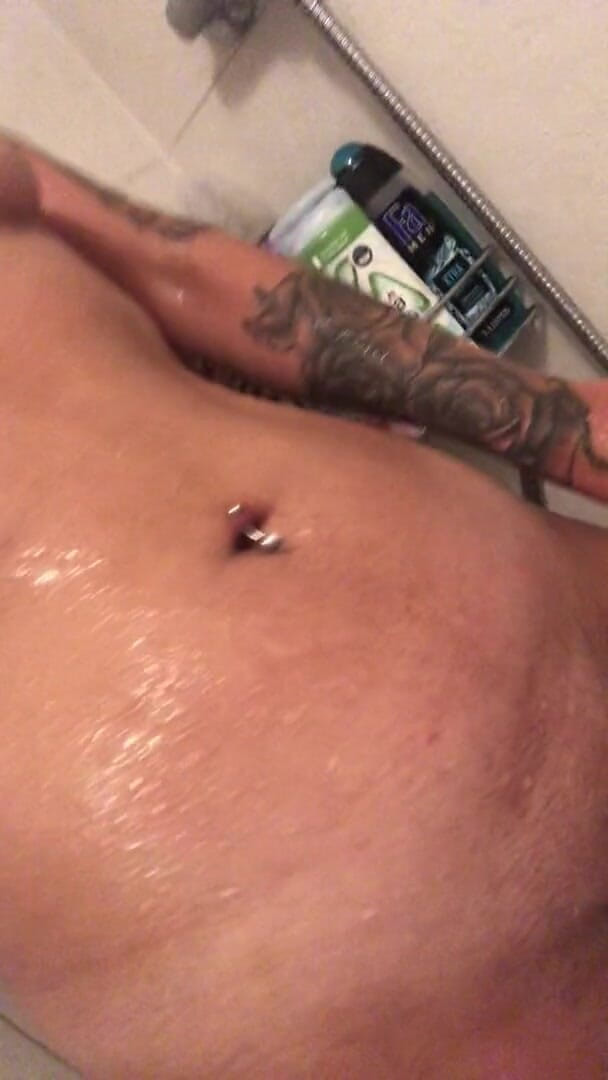 Boss catherinetatto: Caseiro vídeo curto solo no chuveiro acariciando-se com um chuveiro...
