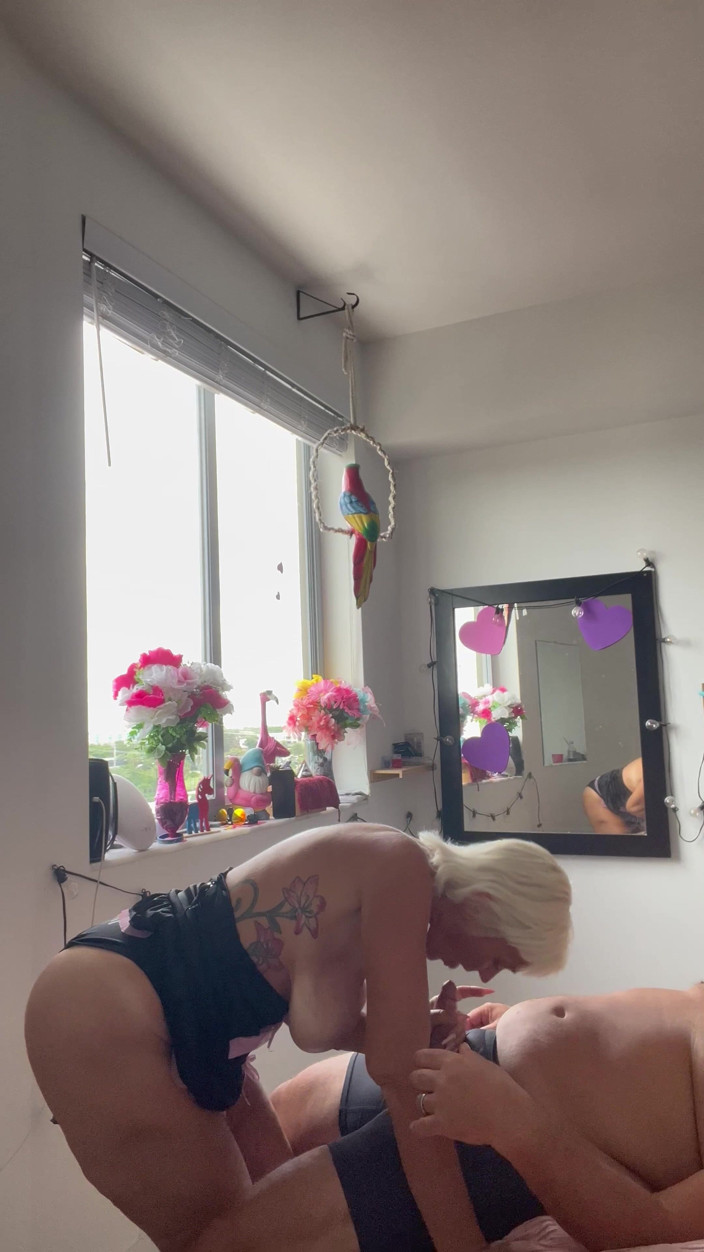 Greek Goddess Steph: 이 에로 비디오에서 자지를 빨아주는 포르노 스타 그리스 여신 새아빠