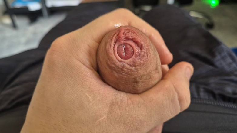 GloomyChase977: Sıkı sünnetsiz fimoz yarak yakın çekim! Raw sünneskin oyunu