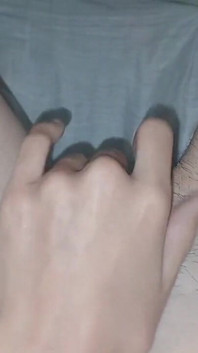 Zatímco naše macecha čistí naši ložnici, my masturbujeme pod přikrývkou