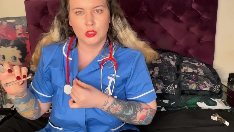 MissFFW: Курящая медсестра припадок к кашлю