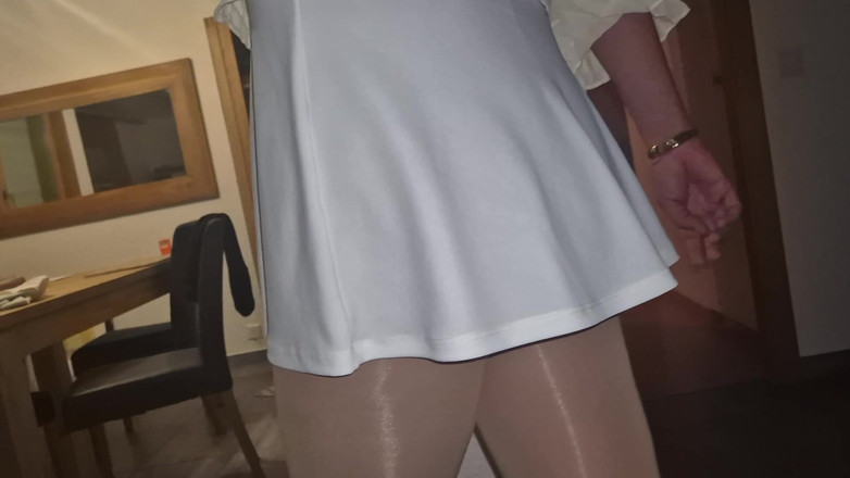 SavageHeater59: Witte korte rok kont watcher