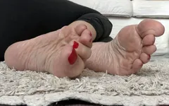 Cewek ini lagi asik goyangin kontol besar sampai kakinya menganga - close up