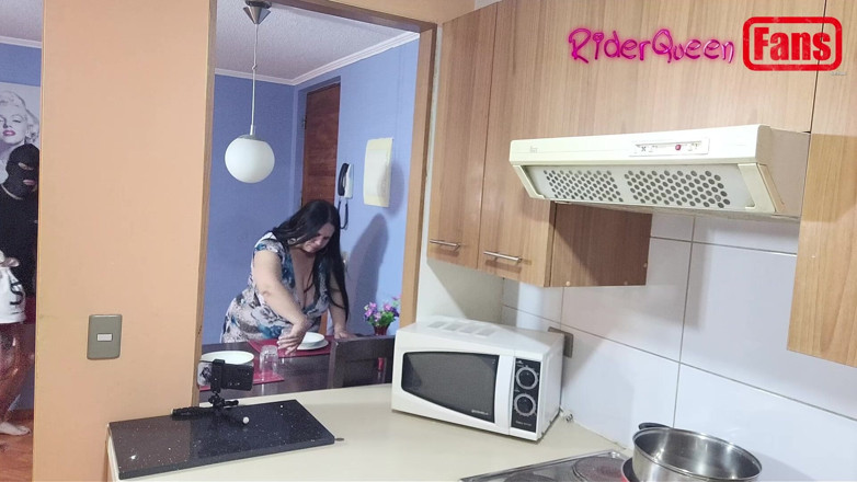 Riderqueen: Videoclipuri pentru fani: un tânăr mascat mă fute în bucătărie