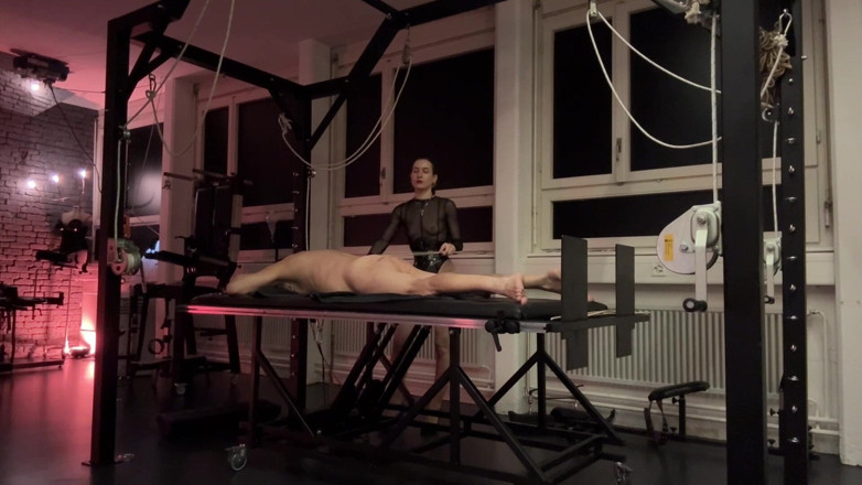 Miss Flora: Femdom Caning - 150 úderů hůl pro můj submisivní
