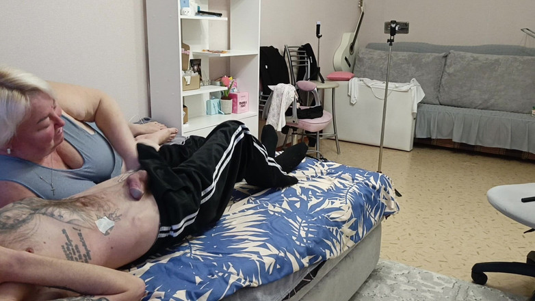 Zona901: 继母喜欢我在她嘴里射精并射精