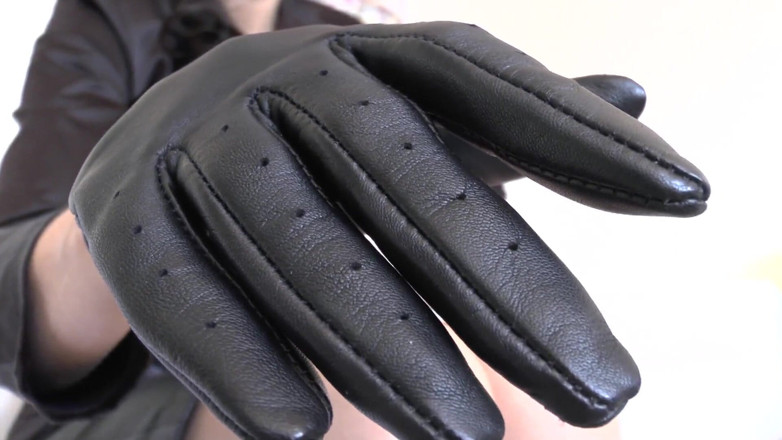 Lady Victoria Valente: Luvas de Couro Preto - O Cheiro de Couro Te Deixa...