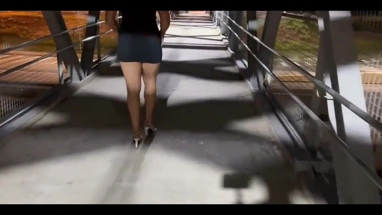 Karen Kiss: Mulher casada deu um boquete na passarela - Karen Kiss