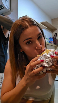 Casal Amador Comendo E Bebendo Enquanto Transmite Ao Vivo