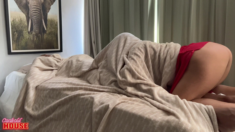 CuckoldHouse: 已婚黑发女郎在被戴绿帽子的丈夫拒绝后与她天赋满满的姐夫发生性关系