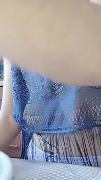 Figa pelosa della mora, grandi tette, donna pelosa sensuale in cucina.