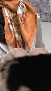 ヘッドスカーフをかぶりながらマスターベーションをし、主婦の毛が乳首に触れるのを感じる、レディ・ヴィクトリア・ヴァレンテ