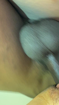 Une Grosse Bite Noire Détruit Sa Chatte Par Derrière - Elle Crie Pour Plus