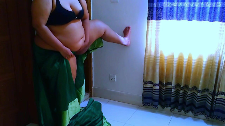 Aria Mia: Tamil üvey anne çok heyecanlandıktan ve mastürbasyona başladığında, üvey oğlu onu yakalıyor ve...