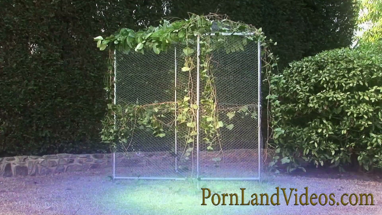 Pornland videos: Blondýnka s piercingem ošukaná muži v cosplay
