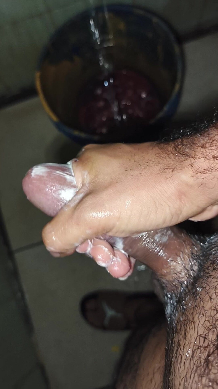 Cute boy jerks off: Pria kurus dengan berbulu lagi asik masturbasi di kamar mandi...