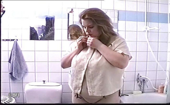 Slave Seks: Bystig tjej vet hur man njuter av sig själv