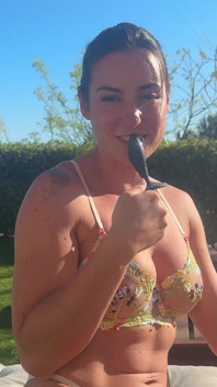 Dans Le Jardin, Je Me Fais Plaisir Avec Mon Gode