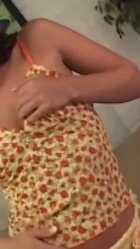 Nadia Sinn vú chảy xệ nhảy múa theo giai điệu của người truyền giáo của anh ấy giữa đôi tất khít khao của cô ấy