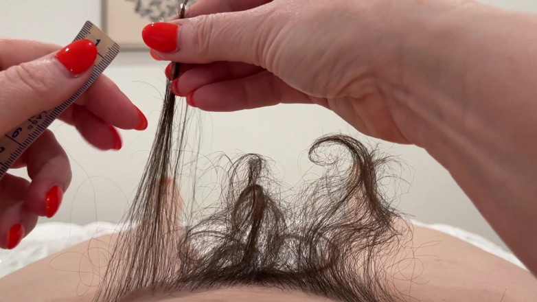 Sophie James: Les plus longs poils pubiens ici ?