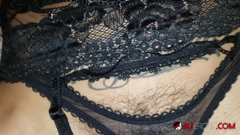 Alt Erotic: Genevieve Sinn скачет на члене перед тем, как ей делают татуировку на лице