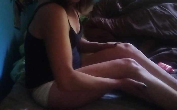 Freakshowsuckerr: Roztomilá holka se dotýká sama sebe