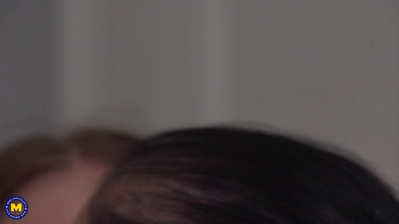 Hardcore NL: Baculatá zralá lesbička olizuje dospívající kundičku