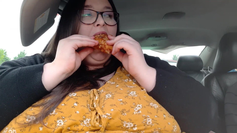 SSBBWLadyBrads: SSBBW BBW se fait lécher les doigts par KFC