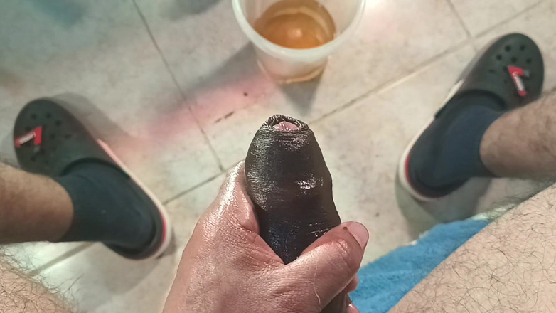 Tommhot: Sexy uomo colombiano che urina e gioca con il suo...