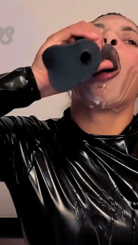 Nemravná fantazie na noc: Sperma explodující do tváře divoké Latinky oblečené v latexu.