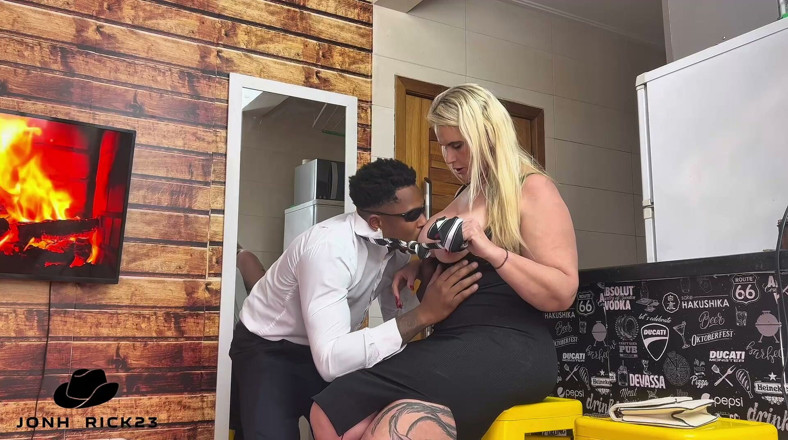 Jonh Rick: MILF bionda che fa anale con BBC in pelliccia