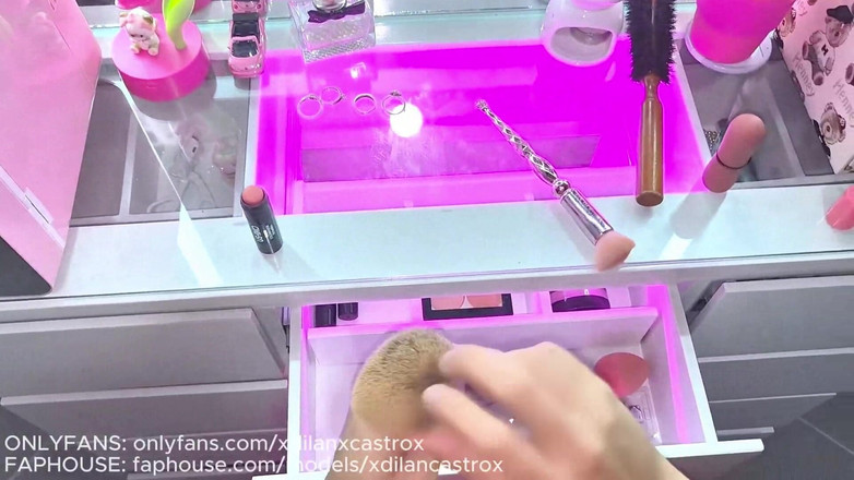 Dilan Castro: Mein Mitbewohner Erwischt Mich, Wie Ich Ihn Ausspioniere, Und Ich...