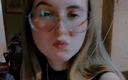 Raven hearth VIP: Adolescentă în ochelari arată