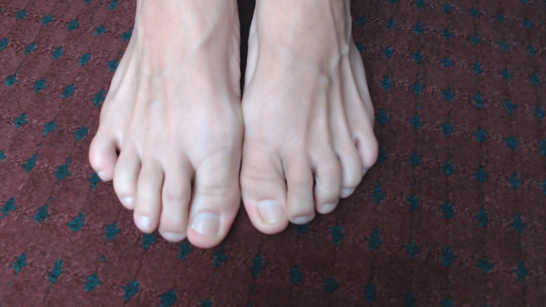 Abby Anna: Abby's toes no polish wiggling