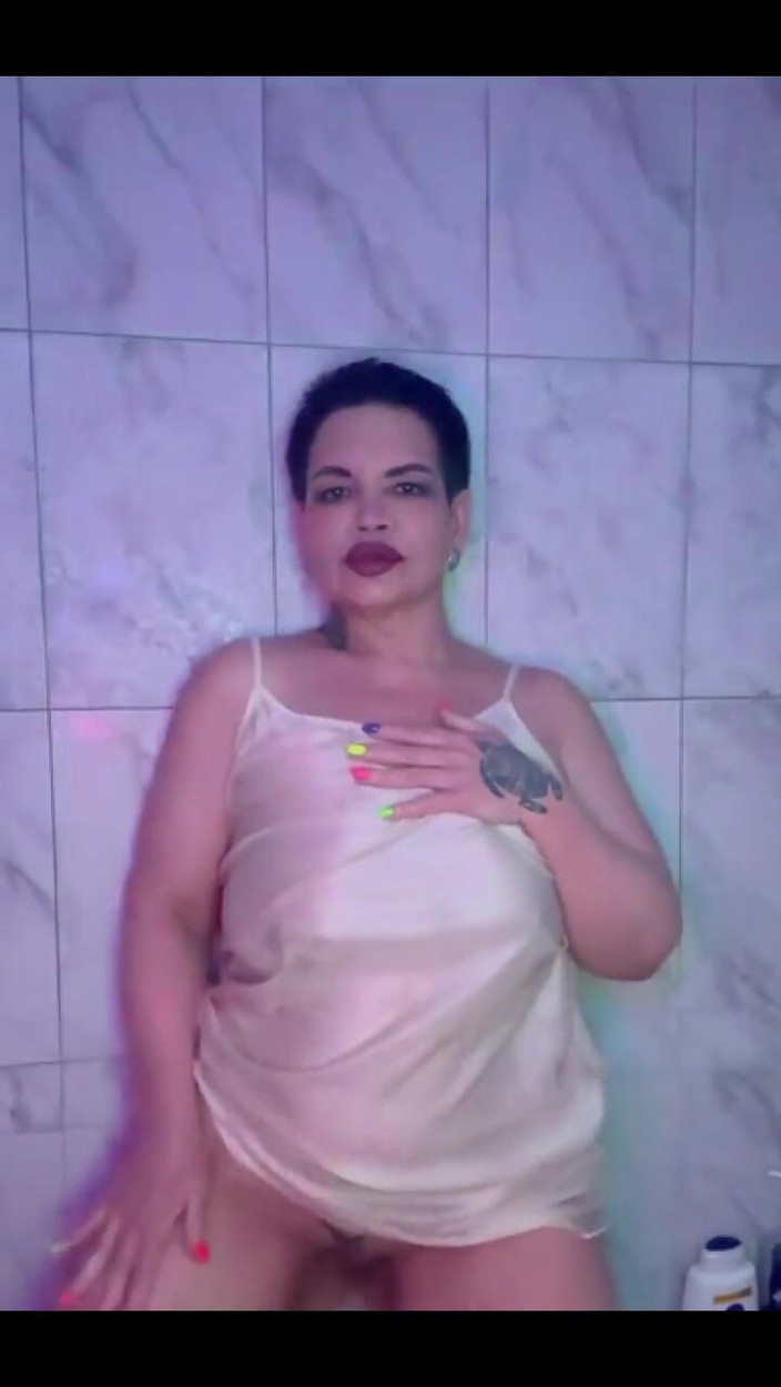 KarmenMilf: Vòi hoa sen khiêu dâm